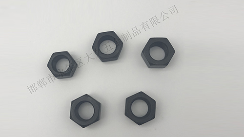 在大久五金看來(lái)，六角螺母是將機(jī)械設(shè)備緊密連接起來(lái)的重要零件